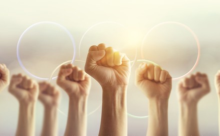 Empörte Fäuste recken sich nach oben