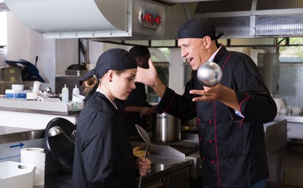Koch weist junge Mitarbeiterin wütend zurecht