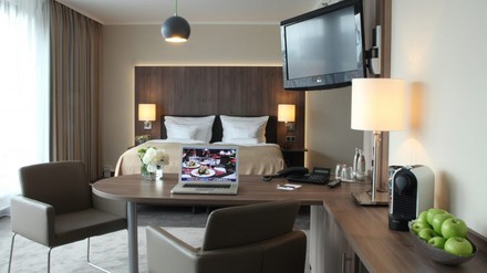 Viele Hotels bieten inzwischen Homeoffice-Möglichkeiten an, zum Beispiel die Lindner Hotels und me and all hotels. (Foto: ©Lindner Hotels AG)
Hotelzimmer mit Laptop