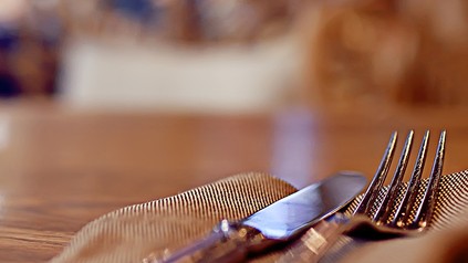 Ein Besteck auf einem leeren Tisch