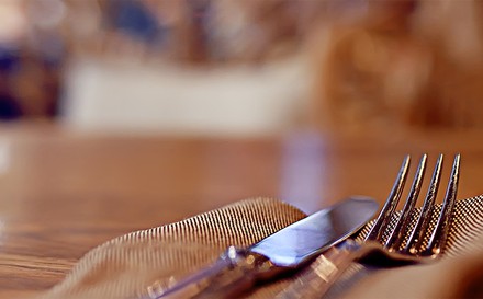 Ein Besteck auf einem leeren Tisch