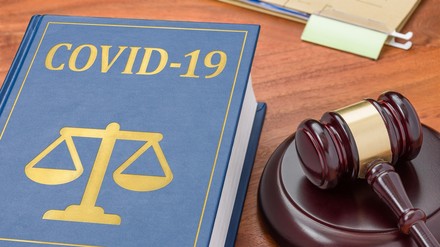 Ein Richterhammer im Gericht