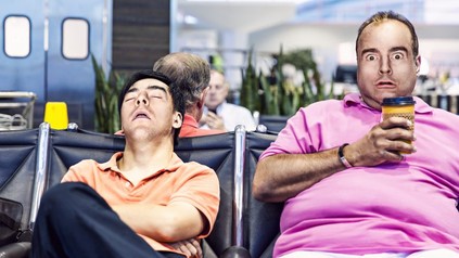 Zwei Männer sitzen auf Stühlen