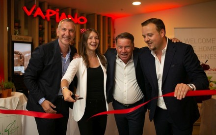 Cornelius Everke, Barbara Schmidt, Jochen Halfmann und Philipp Zinggl bei der Restauranteröffnung des Vapiano am Wienerberg