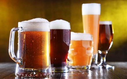 Gläser mit verschiedenen Bieren