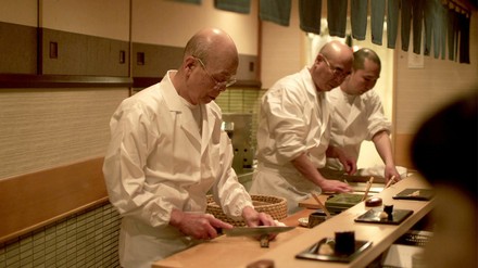 Drei Sushi-Köche am Tresen in einem Restaurant in Tokio, Jiro Ono, Sukiyabashi Jiro