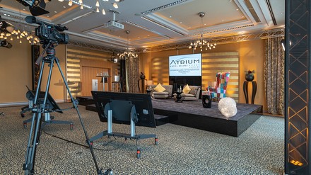 Die 32 Quadratmeter Bühne des Streaming Studios des Atrium Hotels mit Equipment