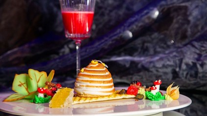 Honig-Gin-Parfait – Merengue – Beeren auf einem Teller angerichtet und dazu ein Raspberry-Chocolate-Chili-Martini,