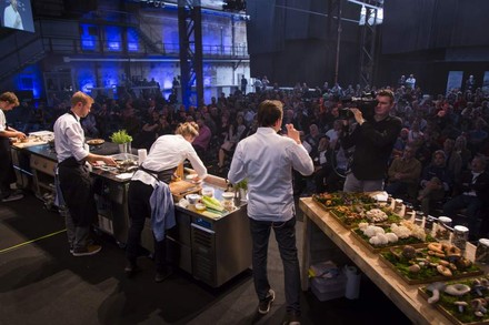 Köche präsentieren auf der Bühne bei CHEF-SACHE ihr Können