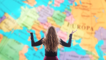 Eine Frau vor einer Weltkarte