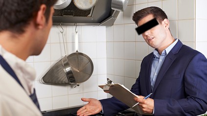 Eine Lebensmittelkontrolle in einer Restaurantküche