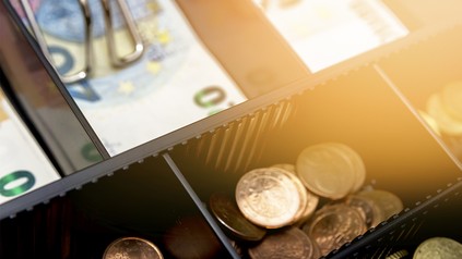 Geld in einer Registrierkasse