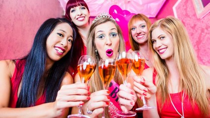 Fünf Frauen stoßen mit Sektgläßern auf den Junggesellinnenabschied an