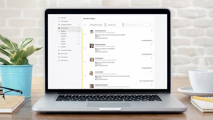 Aufgeklappter Laptop auf einem Schreibtisch, zeigt eine Liste mit Bewerbungseingängen, Bewerbermanagement System, Online Tool für die Verwaltung von Bewerbungen
