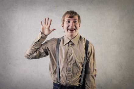 Mann winkt in die Kamera