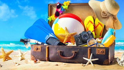 Ein Reisekoffer am Strand