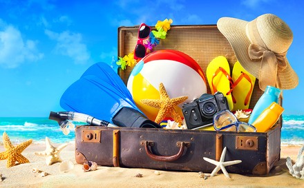 Ein Reisekoffer am Strand