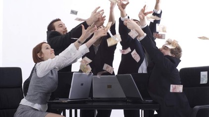 Einige Geschäftsleute versuchen sitzend vom Himmel fallende Geldscheine zu fangen