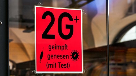 Schild, dass über die 2G-plus-Regel informiert