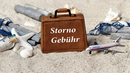 Ein Reisekoffer mit der Aufschrift "Stornogebühr"