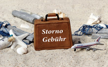 Ein Reisekoffer mit der Aufschrift „Stornogebühr“