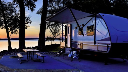 Ein Wohnmobil auf einem Campingplatz