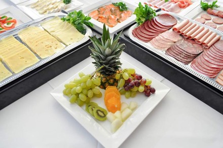 Ein Buffett mit Käse, Wurst, Lachs, Früchten und Gemüse