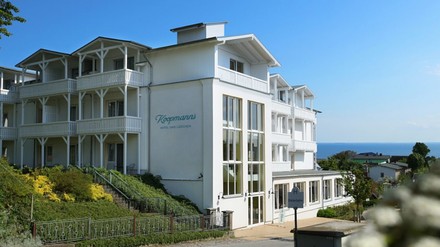 Nur sechs Gehminuten vom breiten Sandstrand entfernt liegt das neue Koopmanns Hotel und Lädchen. (Foto: © Arcona)