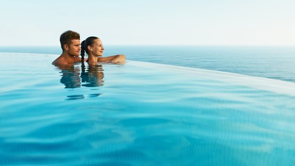 Verliebtes Paar im Pool