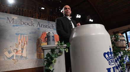 Django Asül, Kabarettist, spricht beim Maibock-Anstich im Hofbräuhaus vor geladenen Gästen. (Foto: © picture alliance/dpa | Felix Hörhager)