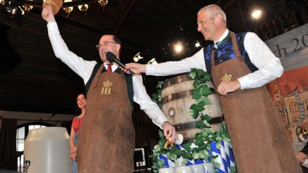Bayerns Finanzminister Albert Füracker versucht sich im Anzapfen beim Maibockanstich. (Foto: © Hofbräuhaus München)