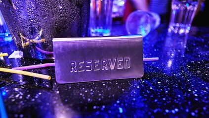 Ein Reserviert-Schild auf einem Tisch