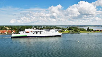 Ein Kreuzfahrtschiff auf einem Fluss