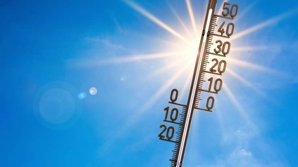 Ein Thermometer im Sonnenlicht zeigt 35 Grad an