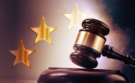 Ein Richterhammer und drei Sterne