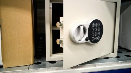 Ein offener Hotelsafe