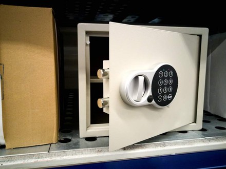 Ein offener Hotelsafe