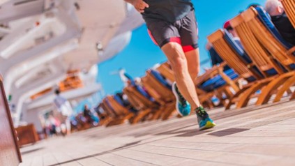 Ein Jogger auf einem Schiff