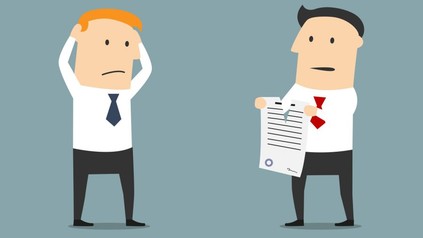 Mann zerreißt Arbeitsvertrag