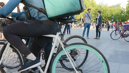 Ein Fahrradfahrer mit Deliveroo-Shirt