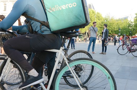 Ein Fahrradfahrer mit Deliveroo-Shirt