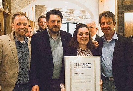 Eine Gruppe Leute mit Urkunde