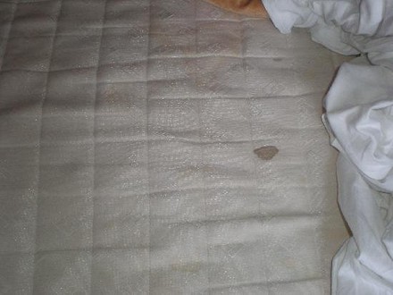 Flecken auf einer Matratze in einem Hotel
