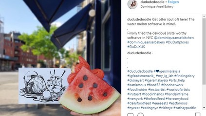Dominique Ansel zeigt seine neueste Kreation, Wassermeloneneis zwischen zwei Wassermelonenscheiben und Schokoladendrops
