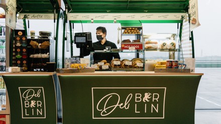 Die Deli Berlin Konzepte mit dem Berliner Bären sorgen für eine schnelle Verkostung an den Gates. (Foto: © Felix Sehr)