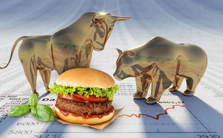 Ein veganer Burger auf einem Börsenpapier