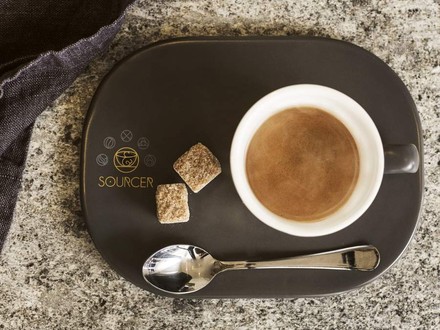 Eine Tasse Kaffee auf einem Teller von Sourcer