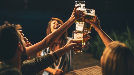 Freundesrunde beim Anstoßen mit Bier