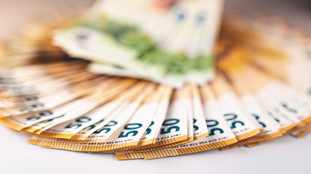 Fächer aus Geldscheinen mit 50-Euro- und 100-Euro-Scheinen