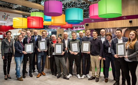 Eine Gruppe Leute mit Auszeichnungen